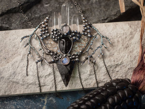 Pendant  Game of Thrones. Only obsidian can kill the King of the Night. Natural Stone- rhinestone, rose quartz, moonstone, agate, obsidian.