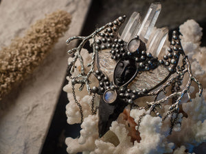 Pendant  Game of Thrones. Only obsidian can kill the King of the Night. Natural Stone- rhinestone, rose quartz, moonstone, agate, obsidian.